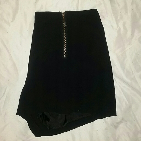 LIGHTWEIGHT BLACK SHORTS WITH GOLD ZIPPERS - Picture 2 of 5